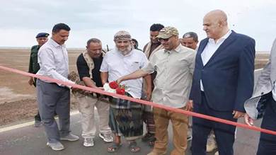 افتتاح ثلاثة مشاريع حيوية في مديرية ذو باب المندب.. ​بينها أول محطة تحلية للمياه في اليمن